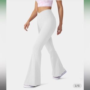 Halara White Crossover High Waisted Back
Pocket Super Flare Leggings